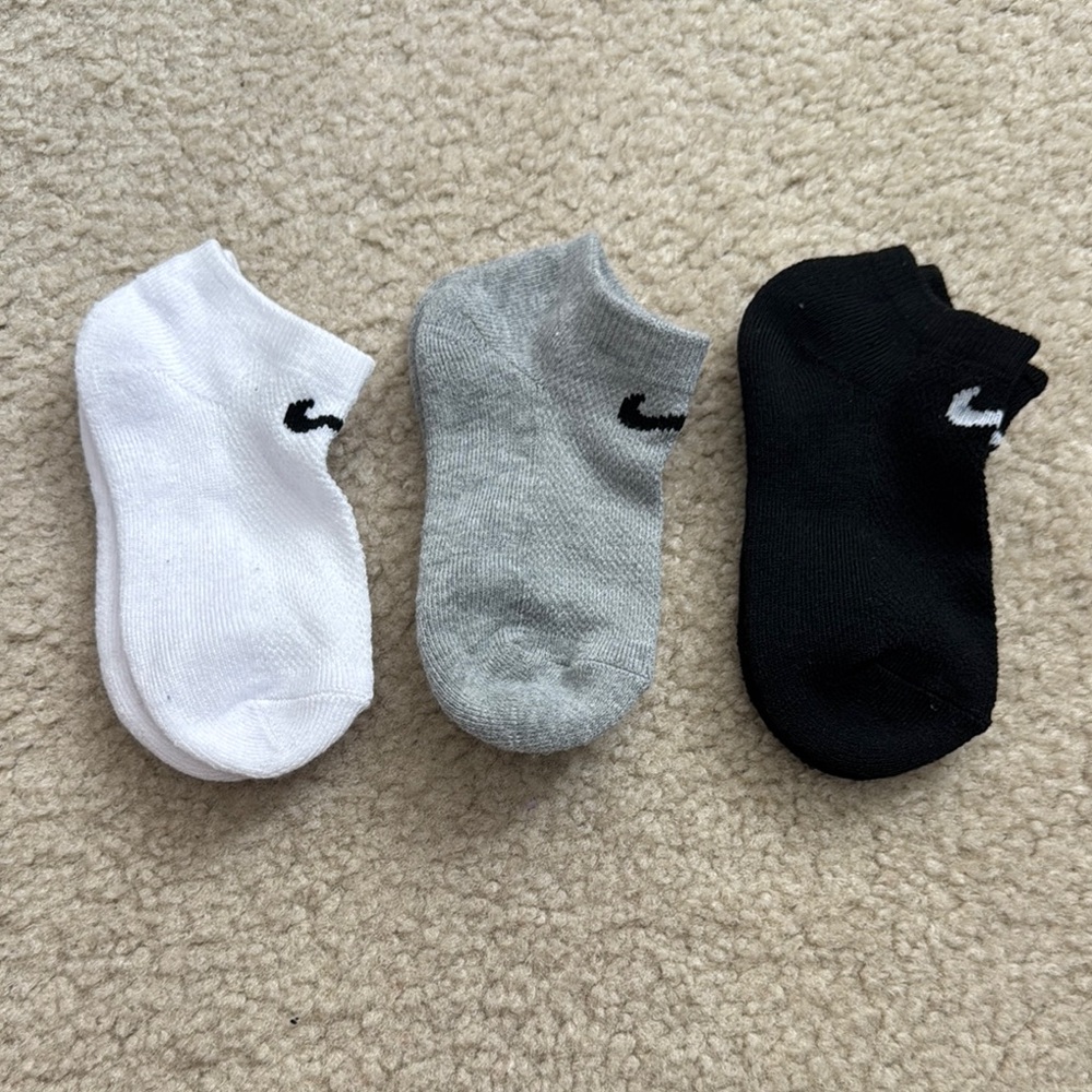 Nike Athletic Ankle Socks White and Gray - XS - 3 pairs
